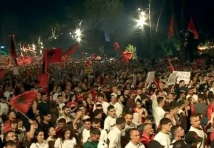 Protestuesit marshim rreth Kryeministrisë: Edi Rama je i rrethuar, jep dorëheqjen