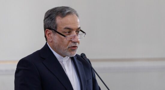 Ministri i Jashtëm i Iranit përshëndet përparimin në diplomaci, thekson mekanizmin e armëpushimit në Liban