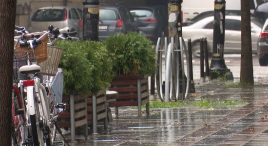 (VIDEO) Nga nesër vendi nën ndikimin e një cikloni, shi i rrëmbyeshëm dhe bubullima