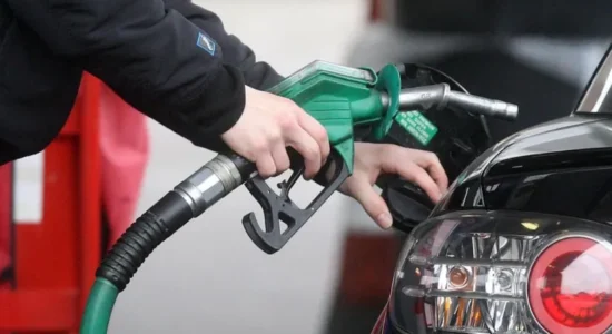 Çmimi i naftës bie nën 76 dollarë për fuçi, nën nivelin e para luftës në Iran