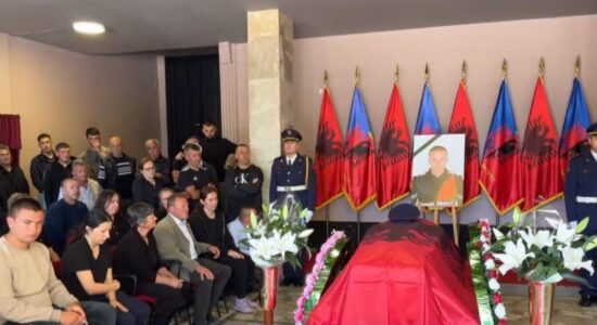 Shqipëri, nisin homazhet për policin e vrarë në krye të detyrës