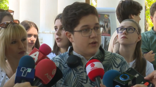 (VIDEO) Nxënësit me porosi: Shkollat nuk duhet të jenë vendi ku mbillet frika