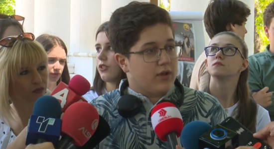 (VIDEO) Nxënësit me porosi: Shkollat nuk duhet të jenë vendi ku mbillet frika