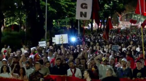 Pas tubimit para Kryeministrisë, protestuesit marshojnë në rrugët e Tiranës në ditën e 27-të të protestës