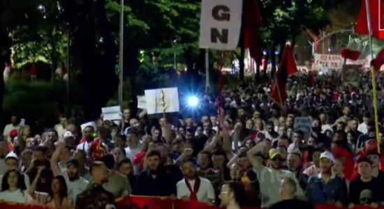 Pas tubimit para Kryeministrisë, protestuesit marshojnë në rrugët e Tiranës në ditën e 27-të të protestës