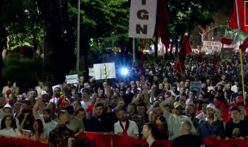 Pas tubimit para Kryeministrisë, protestuesit marshojnë në rrugët e Tiranës në ditën e 27-të të protestës