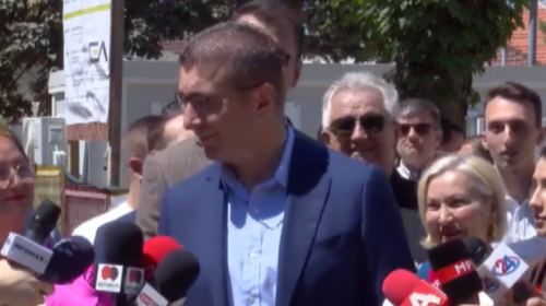 (VIDEO) Funksionarët qeshin kur Mickoski thotë se nuk ka asgjë për provimin e jurisprudencës në shqip