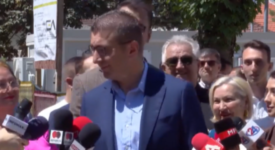 (VIDEO) Funksionarët qeshin kur Mickoski thotë se nuk ka asgjë për provimin e jurisprudencës në shqip