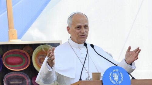 Papa thirrje qeverive të sigurojnë ushqim, ujë dhe kujdes shëndetësor mbi interesat gjeopolitike