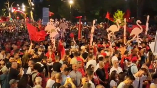 “Rama, jep dorëheqjen!”/ Mbi 2 orë protestë, qytetarët vijojnë thirrjet