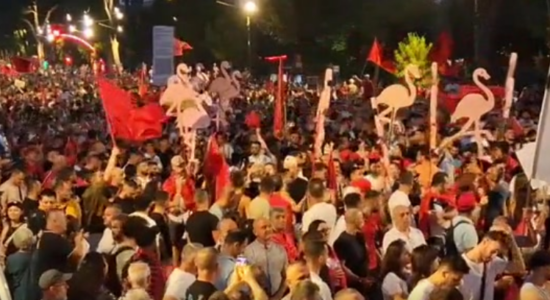 “Rama, jep dorëheqjen!”/ Mbi 2 orë protestë, qytetarët vijojnë thirrjet
