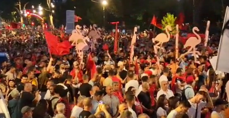 “Rama, jep dorëheqjen!”/ Mbi 2 orë protestë, qytetarët vijojnë thirrjet