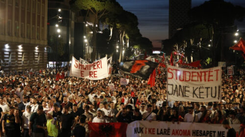 Marshim kilometrik i protestuesve në Tiranë, qytetarët në ditën e 17-të të revoltës: Rama jepe dorëheqjen!