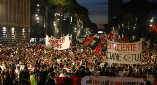Marshim kilometrik i protestuesve në Tiranë, qytetarët në ditën e 17-të të revoltës: Rama jepe dorëheqjen!