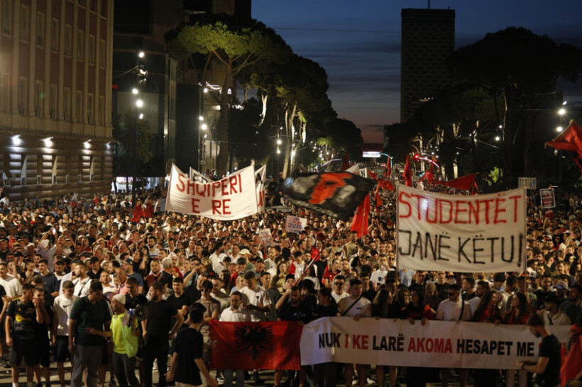 Marshim kilometrik i protestuesve në Tiranë  qytetarët në ditën e 17 të të revoltës  Rama jepe dorëheqjen 