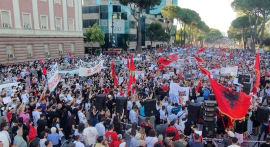 Sot dita e 30-të e protestës në Tiranë, policia procedon penalisht 31 protestues
