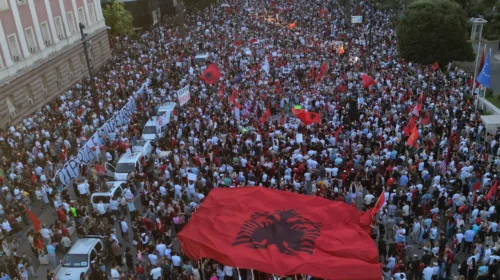 Nga mbrojtja e Zvërnecit te kërkesa për dorëheqje, qytetarët shqiptarë prej 15 ditësh në protestë