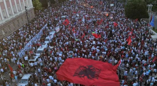 Nga mbrojtja e Zvërnecit te kërkesa për dorëheqje, qytetarët shqiptarë prej 15 ditësh në protestë