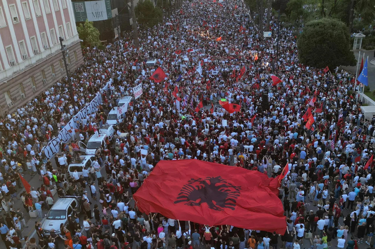 Nga mbrojtja e Zvërnecit te kërkesa për dorëheqje  qytetarët shqiptarë prej 15 ditësh në protestë