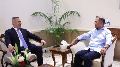 Ministri i Jashtëm turk takohet me kryeministrin e Bangladeshit