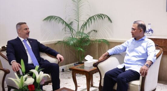 Ministri i Jashtëm turk takohet me kryeministrin e Bangladeshit