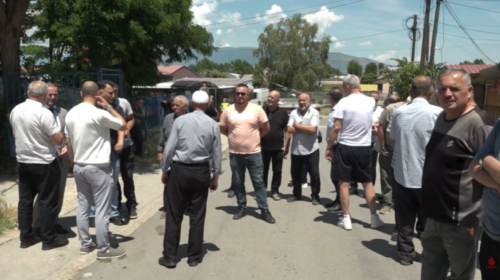(VIDEO) Banorët e fshatit Alldincë kërkojnë ndërprerjen e prerjes së drunjve dhe pastrimin e rrugës