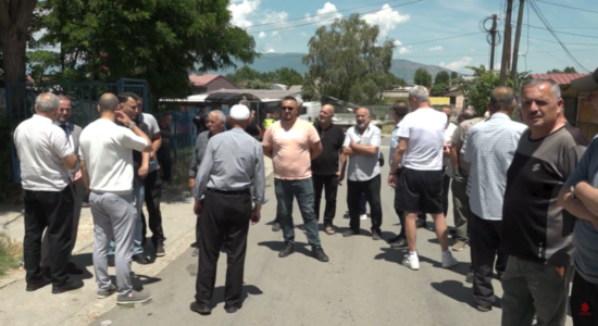 (VIDEO) Banorët e fshatit Alldincë kërkojnë ndërprerjen e prerjes së drunjve dhe pastrimin e rrugës