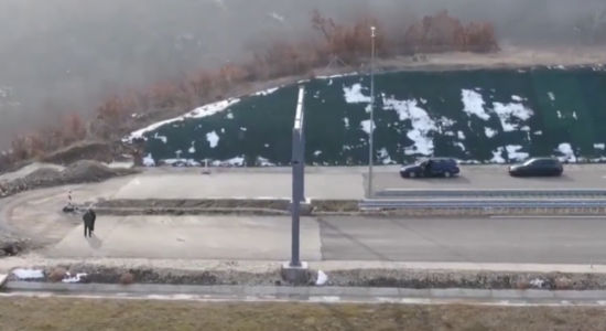 (VIDEO) VLEN dhe BDI përplasen për autostradën “Shkup-Bllacë”