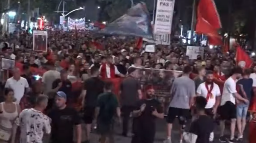 Dita e 24-tët e protestave në Tiranë, pas dy orësh fjalimesh para Kryeministrisë qytetarët marshuan në rrugët e kryeqytetit