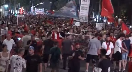 Dita e 24-tët e protestave në Tiranë, pas dy orësh fjalimesh para Kryeministrisë qytetarët marshuan në rrugët e kryeqytetit