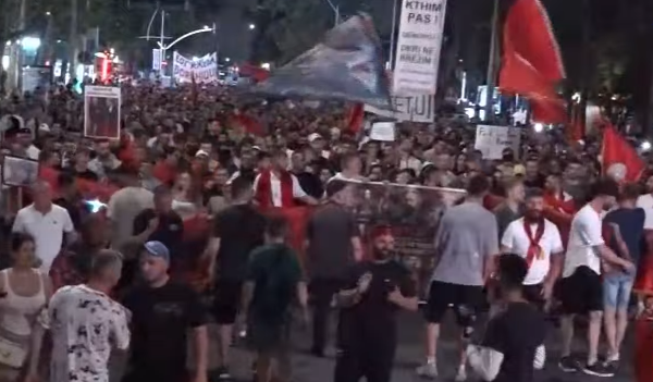 Dita e 24-tët e protestave në Tiranë, pas dy orësh fjalimesh para Kryeministrisë qytetarët marshuan në rrugët e kryeqytetit