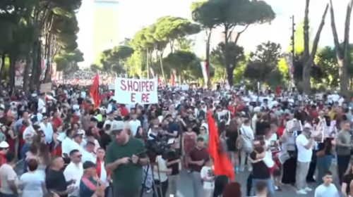 “Edi Rama o tradhtar jep dorëheqjen sa më parë”/ Mijëra protestues marshojnë drejt Kryeministrisë: Ju erdhi fundi!