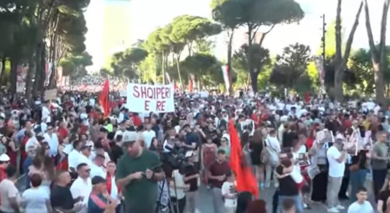 “Edi Rama o tradhtar jep dorëheqjen sa më parë”/ Mijëra protestues marshojnë drejt Kryeministrisë: Ju erdhi fundi!