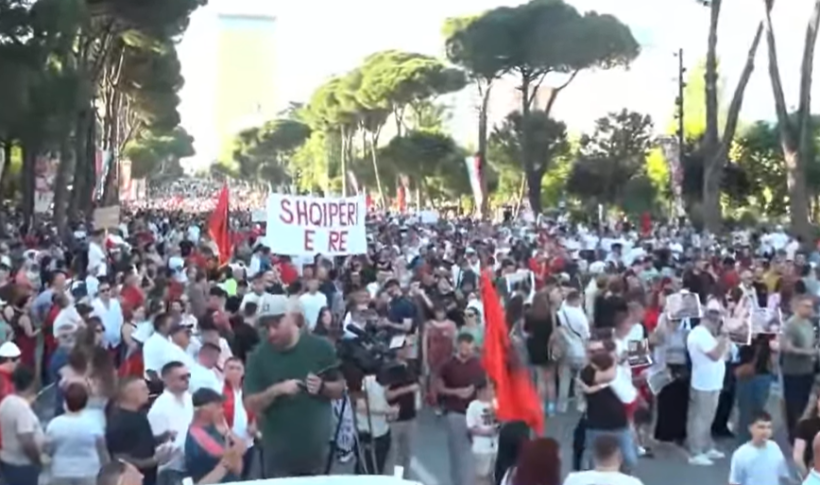 “Edi Rama o tradhtar jep dorëheqjen sa më parë”/ Mijëra protestues marshojnë drejt Kryeministrisë: Ju erdhi fundi!