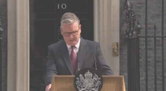 Kryeministri britanik Starmer njofton dorëheqjen mes presionit në rritje mbi rezultatet e zgjedhjeve