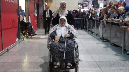 Kosovë, mbërrin grupi i parë i haxhinjve nga vendet e shenjta
