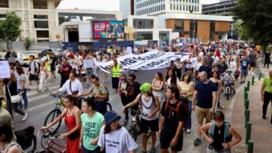 Aktivistët ekologjikë marsh protestues në Shkup kundër lejes së fabrikës së çimentos.Foto: Medin Nuredini / AA