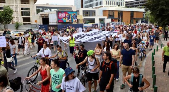 Aktivistët ekologjikë marsh protestues në Shkup kundër lejes së fabrikës së çimentos