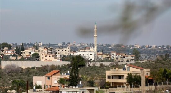 Izraeli paralajmëron banorët e 3 qyteteve libaneze të evakuohen, pavarësisht armëpushimit