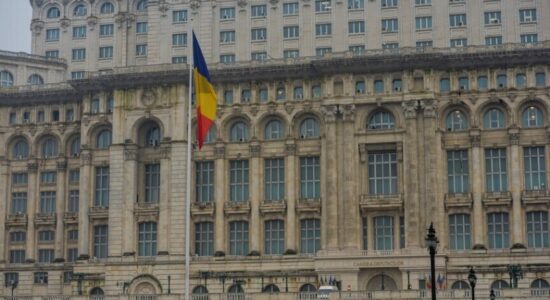 Parlamenti rumun miraton në heshtje projektligjin për bashkimin me Moldavinë