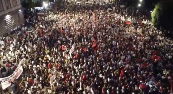 Mbyllet protesta pas më shumë se tre orësh, qytetarët largohen nga bulevardi me thirrje: Nesër më shumë