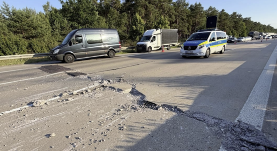 Vapa ekstreme çan autostradën A2 në Gjermani, mbi 20 automjete dëmtohen