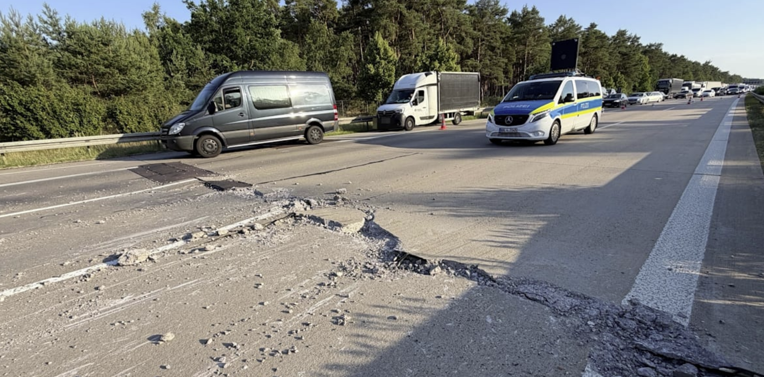 Vapa ekstreme çan autostradën A2 në Gjermani  mbi 20 automjete dëmtohen