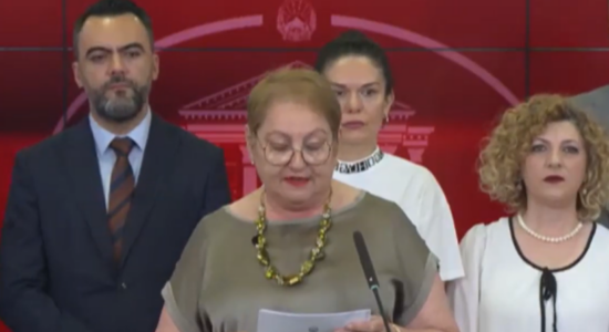 (VIDEO) Shkollat po mbyllen, arsimtarët mbesin, për 7 vjet 17 mijë nxënës më pak