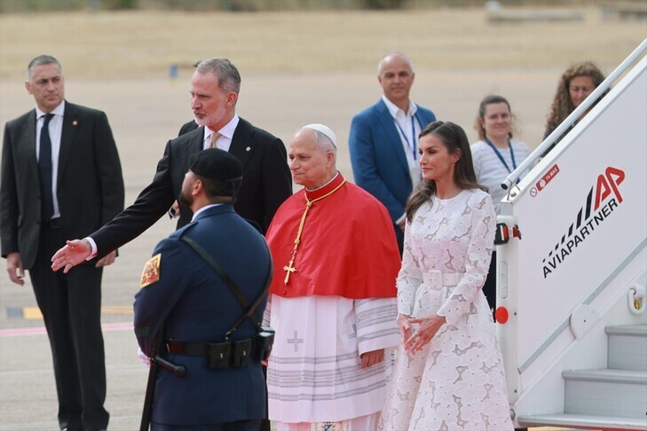 Papa Leoni XIV fillon vizitën në Spanjë me fokus në migracionin