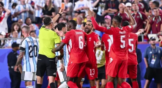 Polemikat në ndeshjen Argjentinë-Zvicër, IFAB hedh poshtë vendimin e VAR: Kartoni i kuq për Embolon nuk duhej të jepej