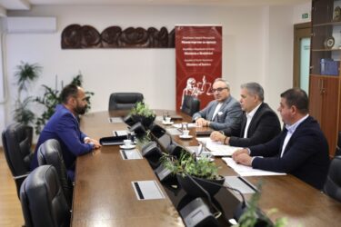 Jeton Shasivari dhe Granit Osmani. Foto: Ministria e Drejtësisë