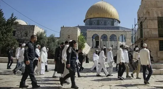 Okupuesit izraelitë bastisin xhaminë Al-Aksa, brohorasin slogane provokuese