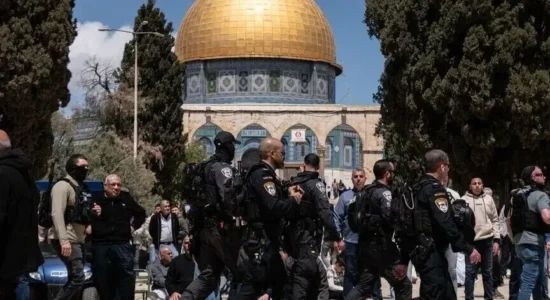 Pushtuesit izraelitë sulmojnë kompleksin e Xhamisë Al-Aksa dhe kryejnë rituale talmudike