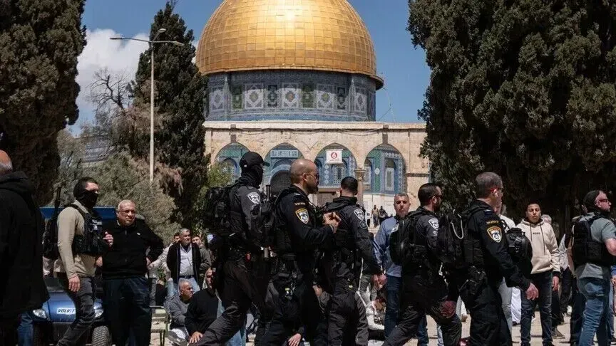 Pushtuesit izraelitë sulmojnë kompleksin e Xhamisë Al-Aksa dhe kryejnë rituale talmudike